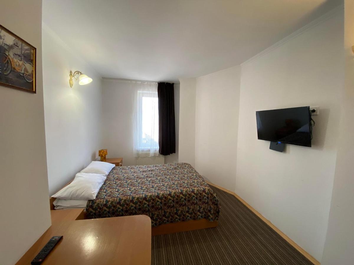 Autopark Hotel ลวีฟ ภายนอก รูปภาพ