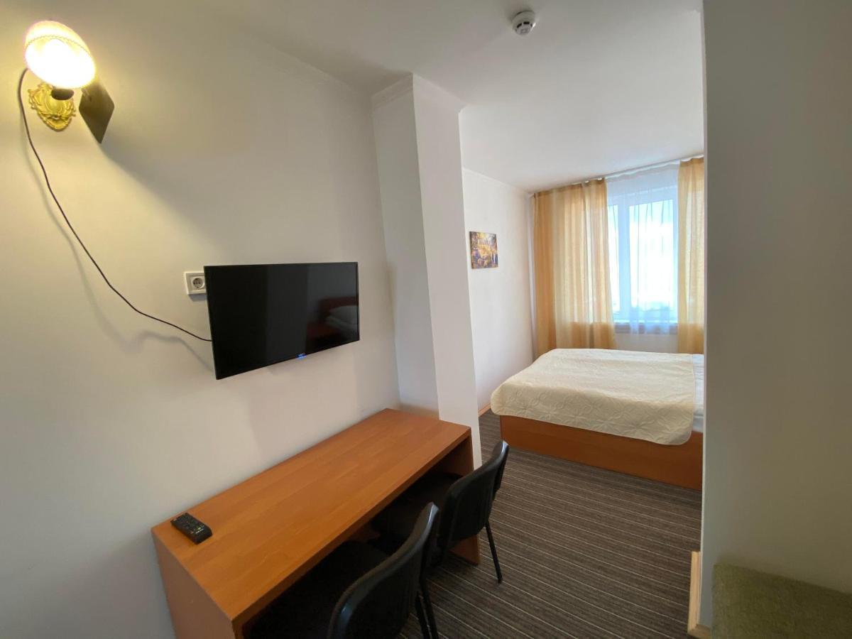 Autopark Hotel ลวีฟ ภายนอก รูปภาพ